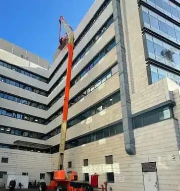 איטום ותפרי מעטפת במבנה רב־קומות בעזרת מנוף